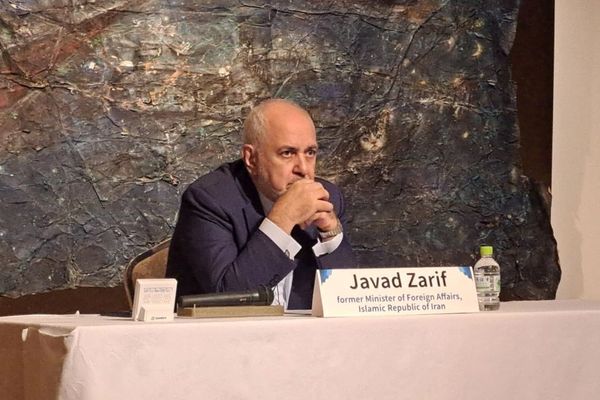 جواد ظريف يؤكد تمسك إيران ببرنامجها النووي "السلمي".. رغم الضغوط العسكرية