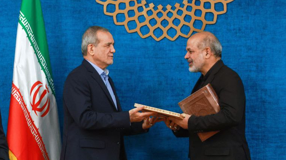 خلافات حادة بين الرئيس الإيراني وقائد الحرس الثوري حول إدارة الحرب وتداعياتها الاقتصادية