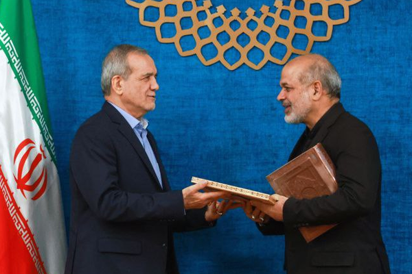 خلافات حادة بين الرئيس الإيراني وقائد الحرس الثوري حول إدارة الحرب وتداعياتها الاقتصادية