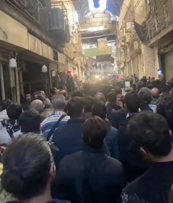 فایننشال‌تایمز: سقوط ارزش پول ملی عامل اعتراض بازاریان تهران است 