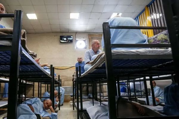 درمانگران اعتیاد در تهران به کمبود شربت تریاک در مراکز ترک اعتیاد اعتراض کردند