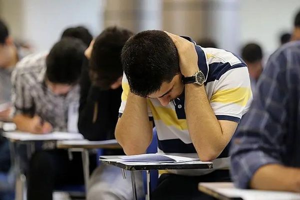 المنح الجامعية.. أداة للتمييز في التعليم العالي وصناعة موالين للنظام الإيراني