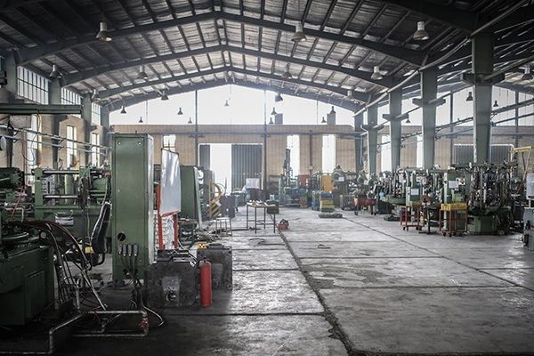 فشل النظام الإيراني في توفير الكهرباء يُشعل أزمة بين وزارتي الصناعة والطاقة