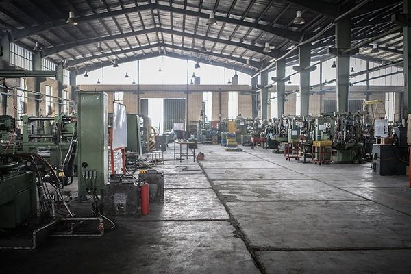 ناکارآمدی جمهوری اسلامی در تامین برق، وزارتخانههای صنعت و نیرو را مقابل هم قرار داد