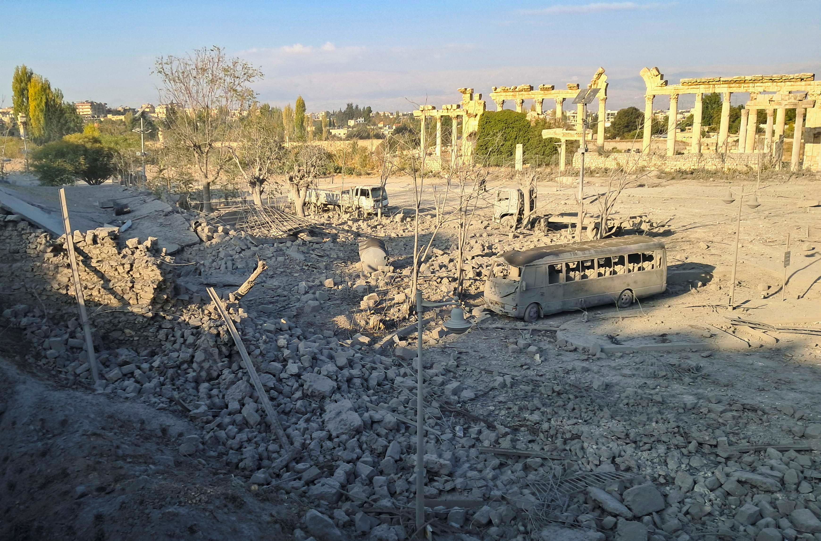 ویرانی‌ها پس از حمله اسرائیل به بعلبک در شرق لبنان، ۱۷ آبان