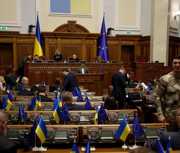 البرلمان الأوكراني يوافق على فرض عقوبات لمدة 50 عامًا ضد إيران