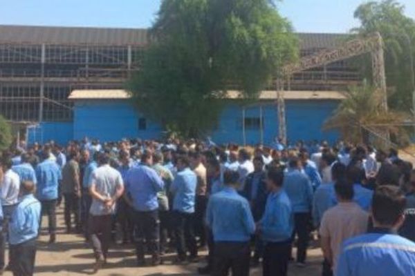 بسبب تأخر الرواتب وعدم الاستجابة لمطالبهم.. تجمع احتجاجي لعمال إيرانيين