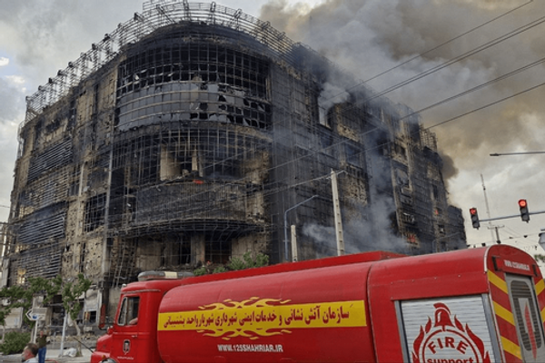 11 قتيلاً وعشرات المصابين في حريق واسع بمجمّع "أرغوان" التجاري بمدينة "أنديشه" في إيران