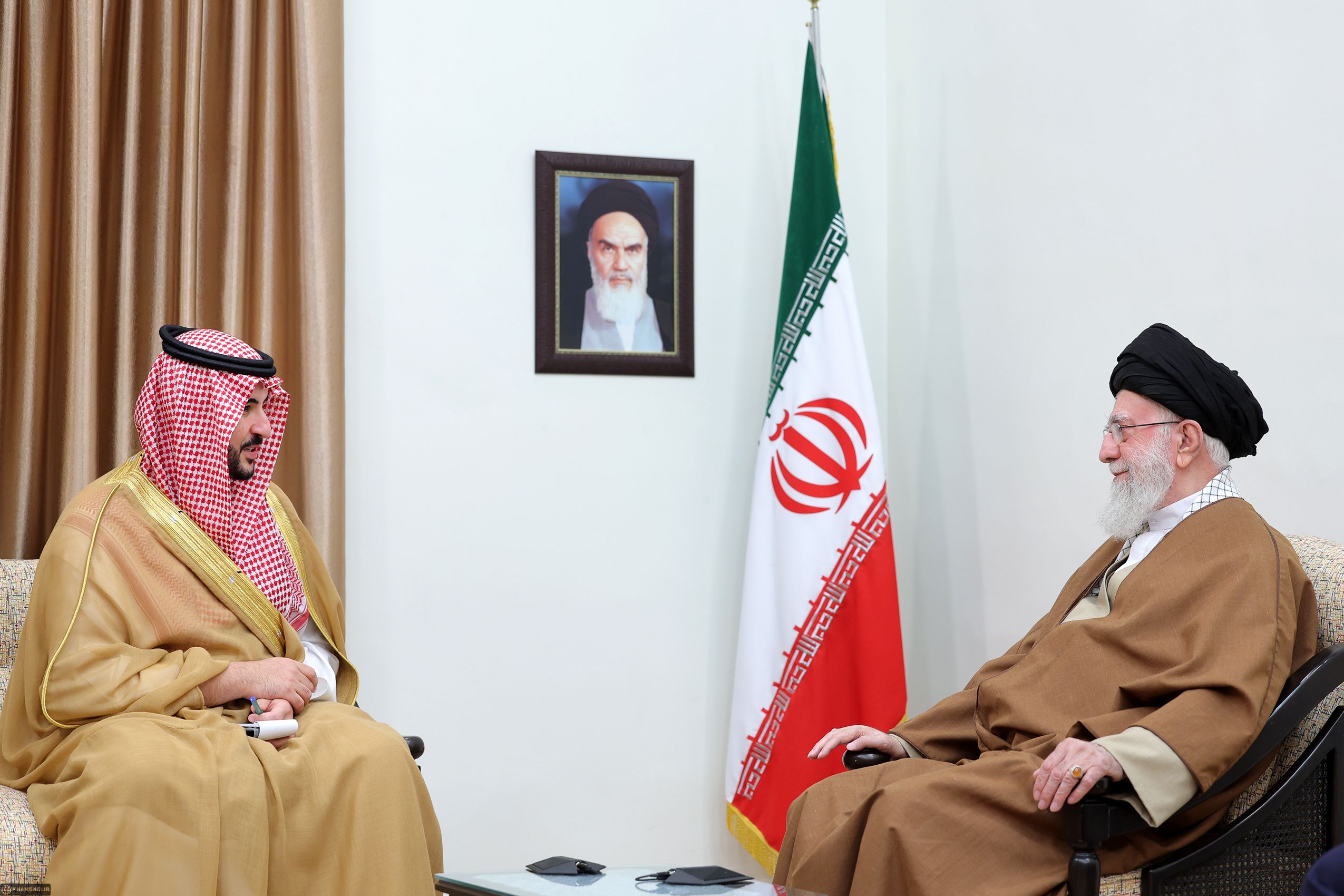 وزیر دفاع عربستان سعودی با استقبال گرم مقامات جمهوری اسلامی به تهران سفر کرد و با علی خامنه‌ای دیدار داشت