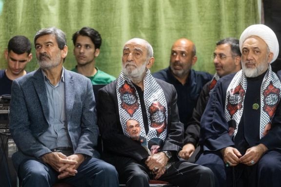 حسين شريعتمداري (في الوسط) رئيس تحرير صحيفة "كيهان" المتشددة وأحد أبرز الأصوات المناهضة للولايات المتحدة في إيران يحضر فعالية لإحياء ذكرى مقتل قائد الحرس الثوري الإيراني حسين سلامي- 18 يونيو (حزيران) 2026