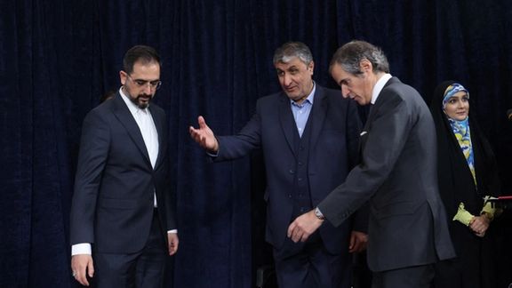 Rafael Grossi (R) with Iran's nuclear chief Mohammad Eslami (C) in Tehran on March 4, 2023
