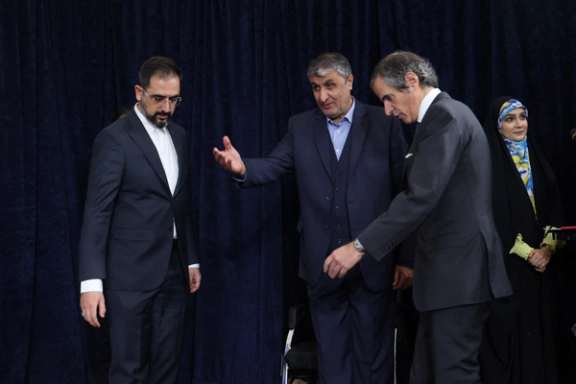 Mohammad Eslmai (C) with IAEA's Rafael Grossi (R) in Tehran on March 4, 2023