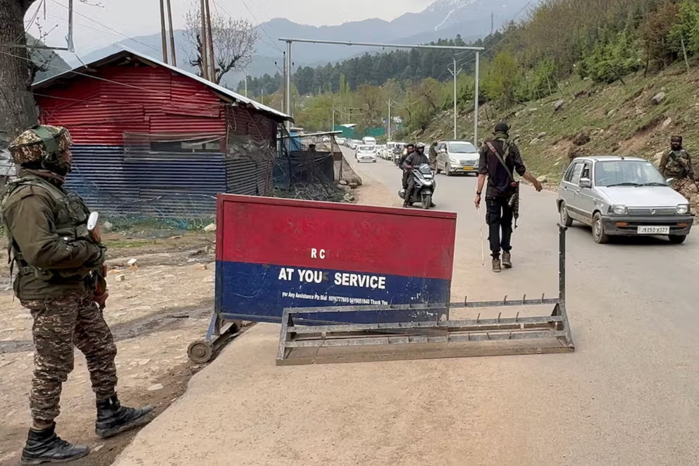 سوم اردیبهشت ماه: در پی تیراندازی مظنونان به عضویت در گروه‌های شبه‌نظامی به‌سوی گردشگران در منطقه جامو و کشمیر، ۲۶ نفر کشته و ۱۷ نفر زخمی شده‌اند.