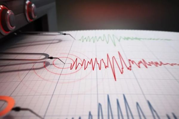 زلزال بقوة 4.7 درجة يضرب محافظتي يزد وكرمانشاه في إيران