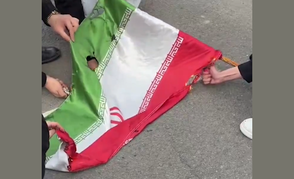 حرق أعلام النظام وهتافات مناهضة لخامنئي..الجامعات الإيرانية تشتعل لليوم الثالث على التوالي