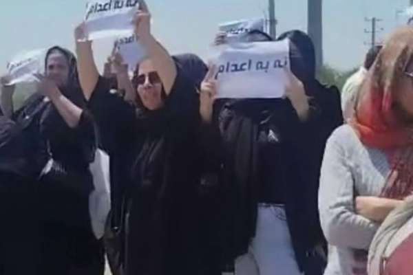 تجمع خانوادههای محکومان به اعدام همزمان با هفتمین روز اعتصاب غذای زندانیان قزلحصار