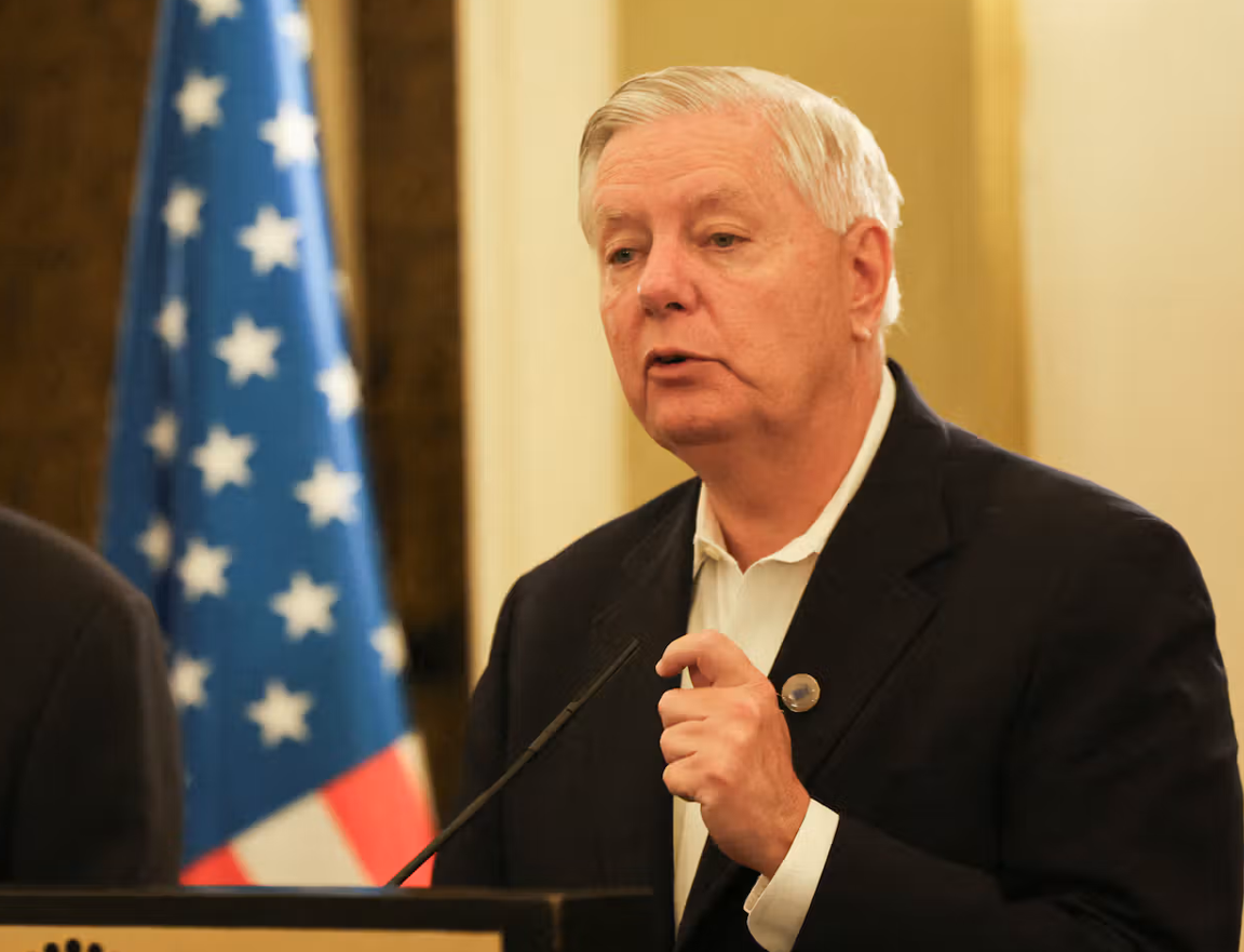 السناتور غراهام: يجب أن نقف إلى جانب الشعب الإيراني ونطالب بتغيير النظام