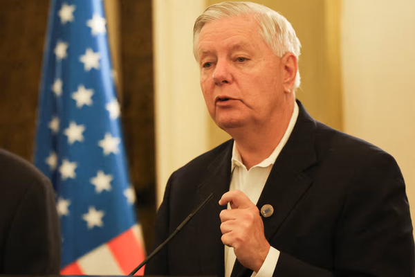 السناتور غراهام: يجب أن نقف إلى جانب الشعب الإيراني ونطالب بتغيير النظام