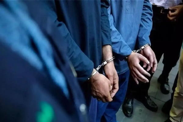 القضاء الإيراني يوجه تهمة "القتل العمد" لعدد من المتهمين بقضية المشروبات الكحولية المغشوشة