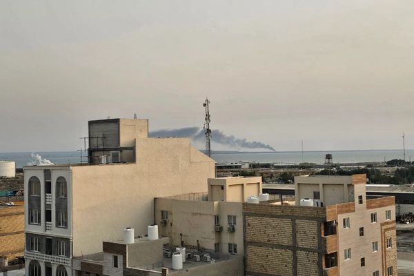 تزامنًا مع الحرب وخشية اندلاع احتجاجات جديدة.. تشديد الأجواء الأمنية في المدن الإيرانية