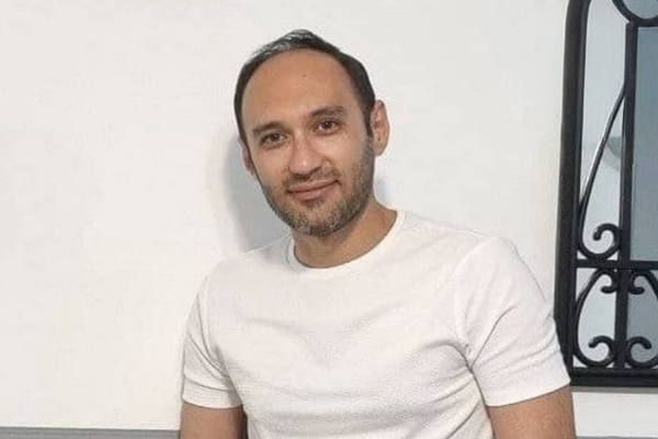 وسط إدانات حقوقية لبثّ "اعترافاته القسرية".. محاكمة ناشط إيراني أمام محكمة الثورة في طهران