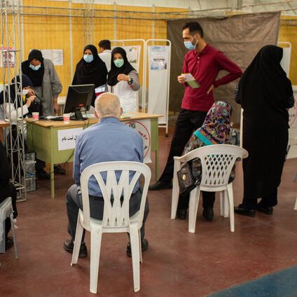 دانشگاه پزشکی ایران: نوبتدهی واکسن به خاطر ازدحام در مراکز واکسیناسیون متوقف شد