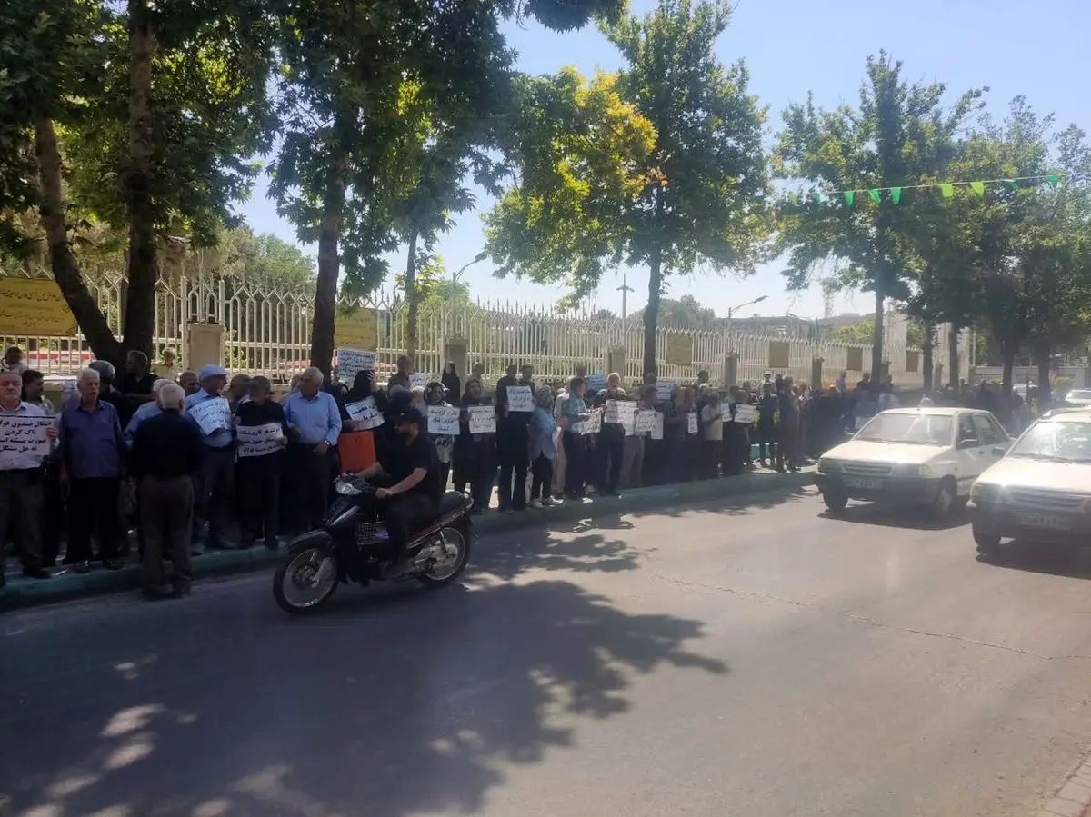 تجمع بازنشستگان فولاد مقابل استانداری اصفهان