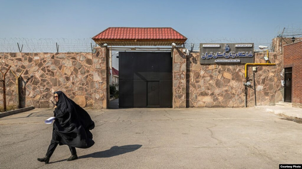 زنان زندانی سیاسی در زندان قرچک طناب دار و روسری‌ها را به آتش کشیدند