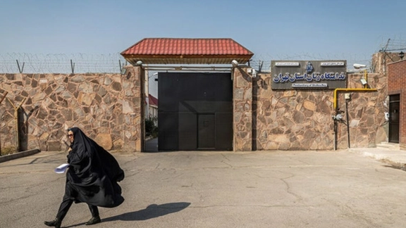 زنان زندانی سیاسی در زندان قرچک طناب دار و روسریها را به آتش کشیدند