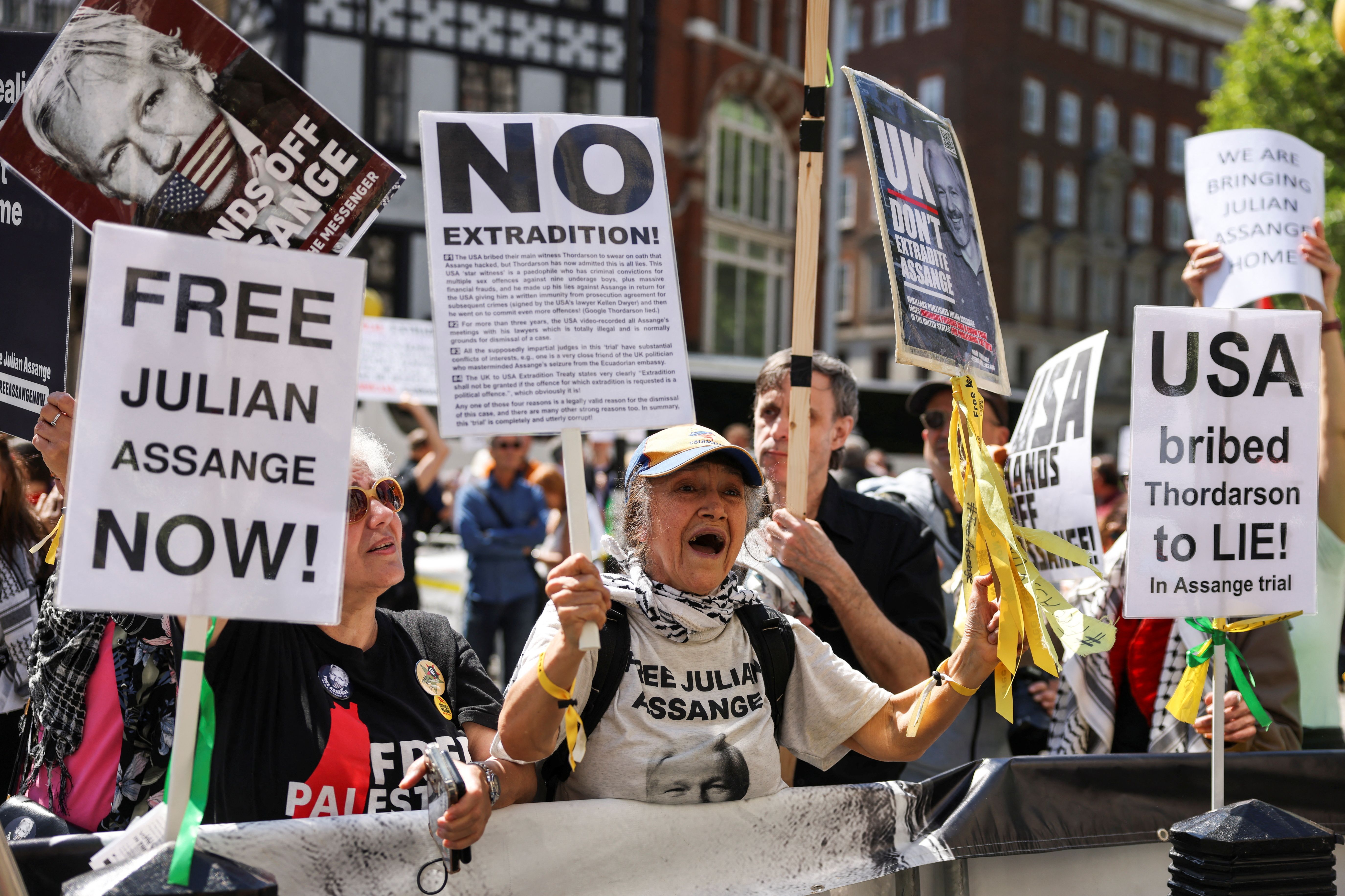 تجمع حامیان جولیان آسانژ، بنیان‌گذار ویکی‌لیکس، در نزدیکی دادگاه عالی لندن، ۳۱ اردیبهشت