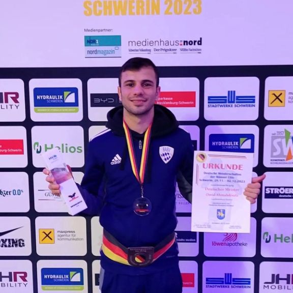 امید احمدی، بوکسور ایرانی، برای دومین سال پیاپی قهرمان بوکس آلمان شد