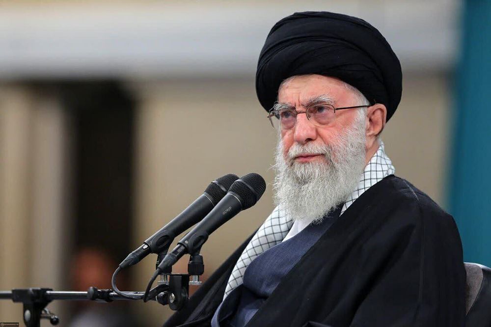 خامنه‌ای: کشور در حال حرکت و فضا فضای روشنی است،‌دشمن چشم دیدنش را ندارد