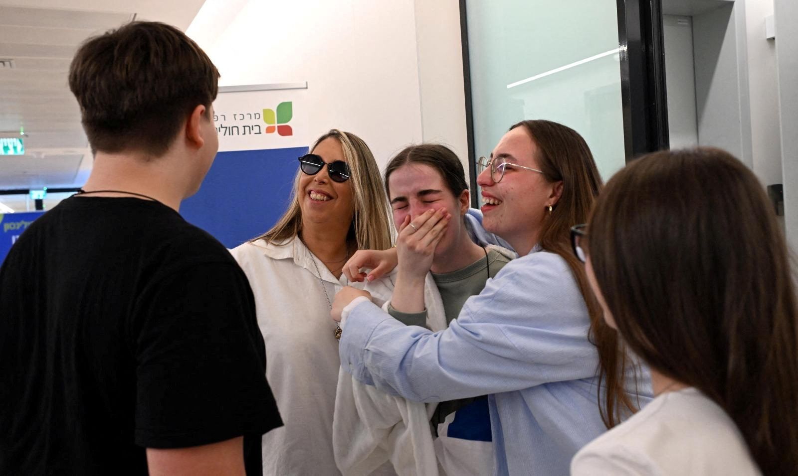 اشک شوق آگام برگر پس از آزادی از اسارت حماس و دیدار با اعضای خانواده‌اش، شهر پتخ تیکوا در شرق تل‌آویو، ۱۱ بهمن