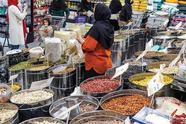 مقام وزارت بهداشت: دسترسی بسیاری از خانوارها به مواد غذایی سخت شده است