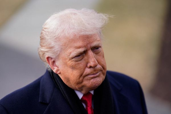 محلل أميركي: ترامب يُعدُّ خيارات عسكرية واسعة ضد النظام الإيراني