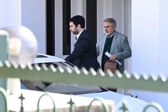 احمد صادقی سفیر جمهوری اسلامی در حال خروج از سفارت ایران در استرالیا