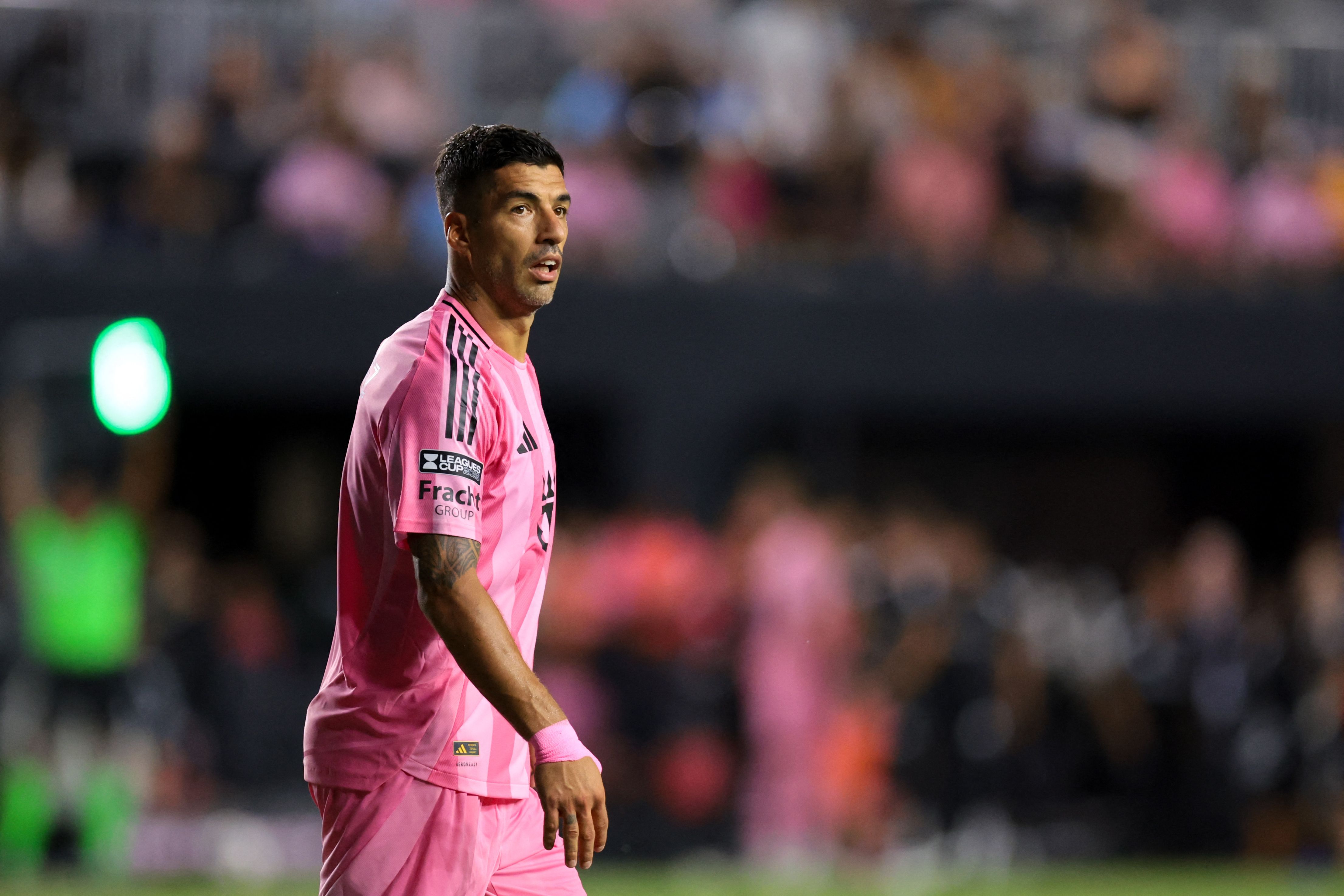 لوئیس سوارز به‌دلیل پرتاب کردن آب دهان به مربی حریف، ۶ جلسه محروم شد