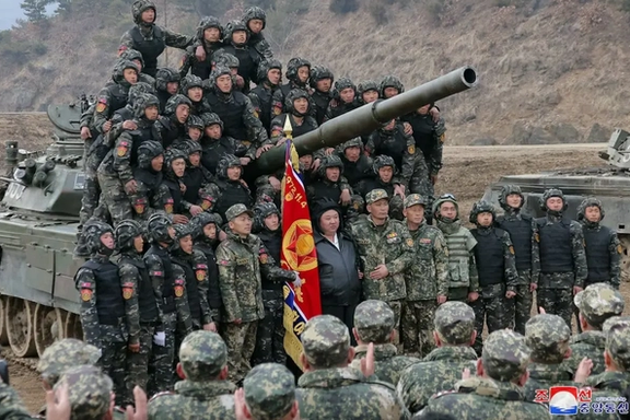 تانک راندن رهبر کره شمالی در یک رزمایش نظامی