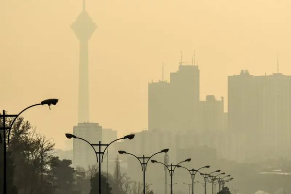 تلوث الهواء في إيران يصل إلى ذروته وحكومة "رئيسي" تكتفي بإغلاق المدارس