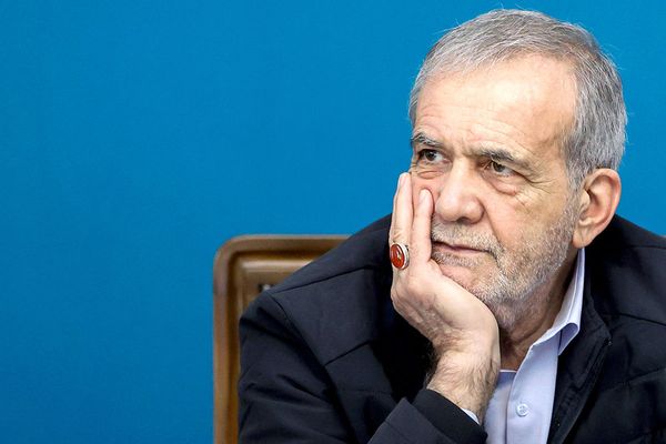 President should resign if he can't resolve crises, Iranian pundit says