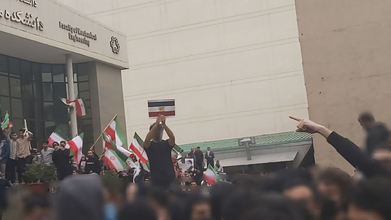 دانشجویان دانشگاه هنر شیراز: پیمان ما با درفش شیر و خورشید و کلاس ما میدان جنگ ما است