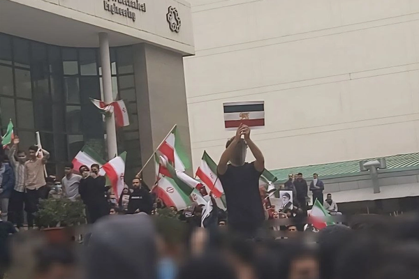 دانشجویان دانشگاه هنر شیراز: پیمان ما با درفش شیر و خورشید و کلاس ما میدان جنگ ما است