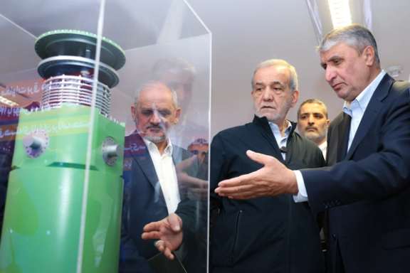 Iran’s nuclear chief Mohammad Eslami (right) and President Masoud Pezeshkian visiting a nuclear expo in Tehran (April 2025)