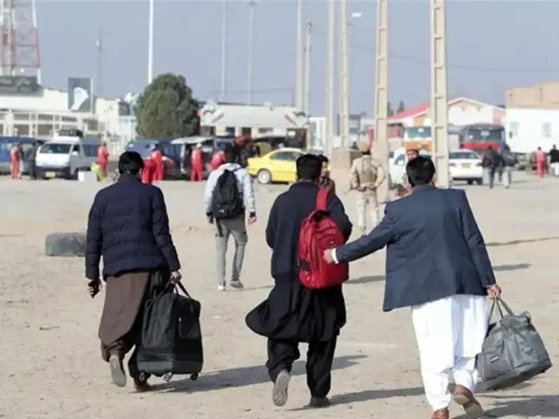 Afghan migrants walking across the border as deportations from Iran intensify (Undated)