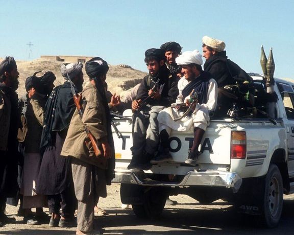 إيران تسلم 100 سجين أفغاني لطالبان