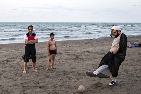 ممثل خامنئي يطالب بتخصيص شاطئ خاص لـ "الضيوف المميزين والمتدينين" في إيران