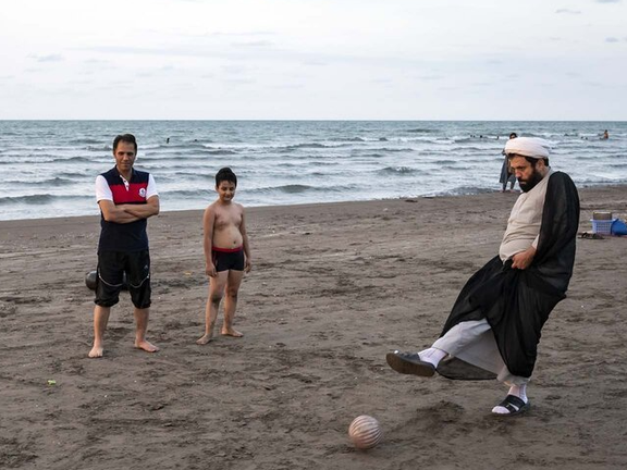 ممثل خامنئي يطالب بتخصيص شاطئ خاص لـ "الضيوف المميزين والمتدينين" في إيران