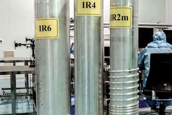 "التلغراف": إيران تحتفظ بآلاف أجهزة الطرد المركزي المتقدمة في مواقع سرية