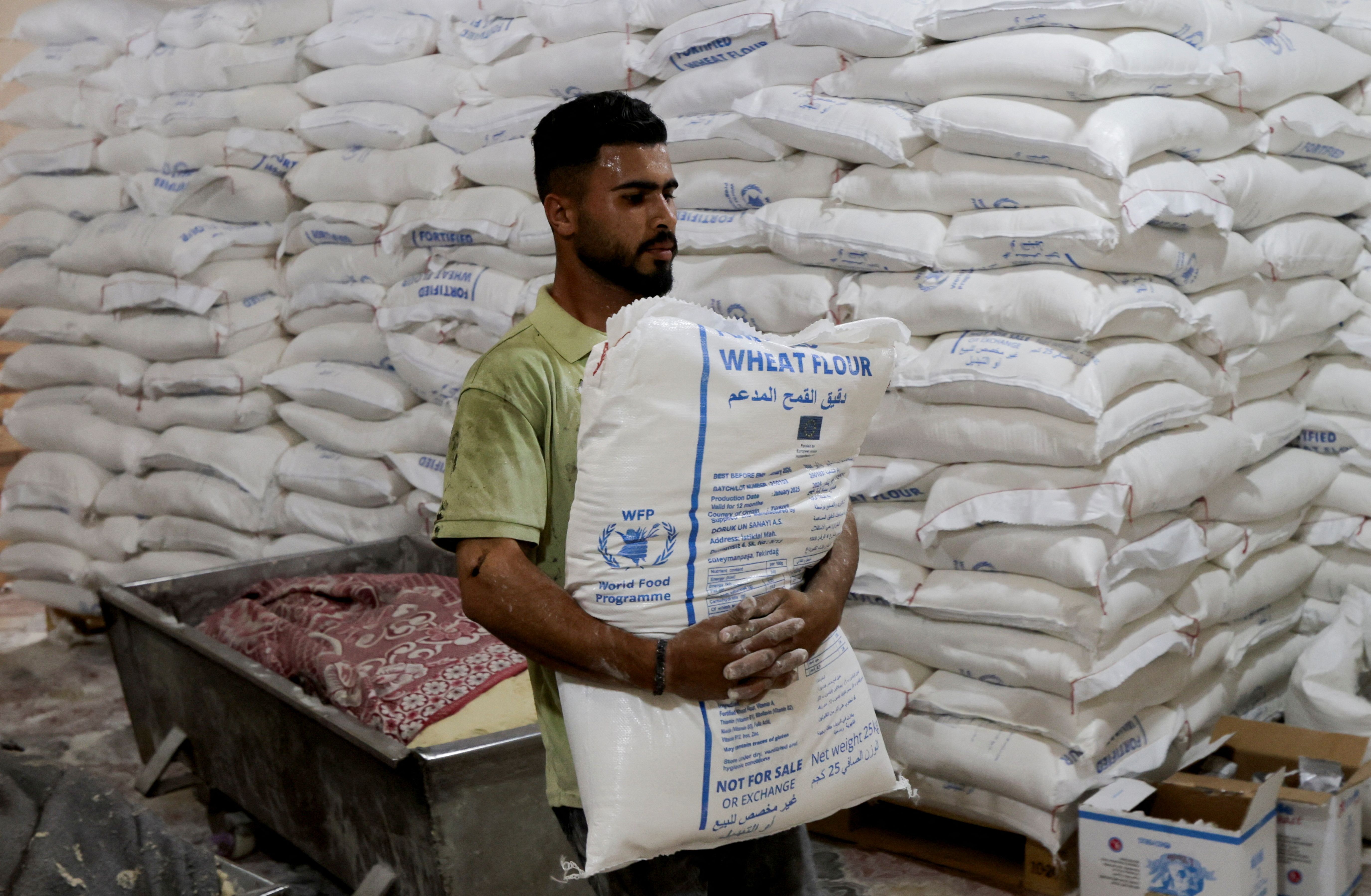 ورود محموله‌های آرد برنامه جهانی غذا به شهر دیر البلح در مرکز نوار غزه، اول خرداد