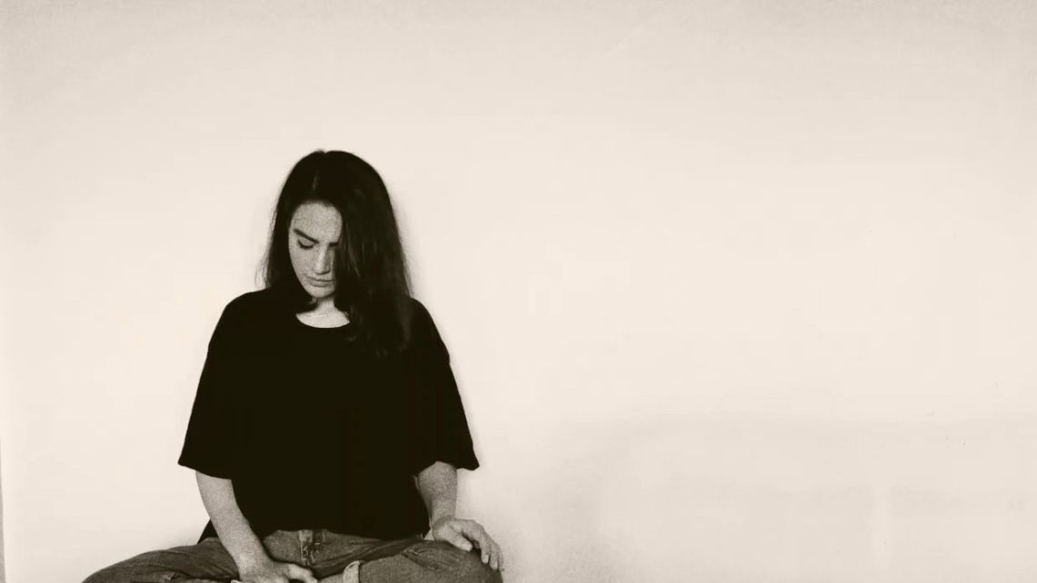 هیوا سیفی‌زاده، خواننده زن ایرانی، هنگام اجرا در تهران بازداشت و «عمارت روبه‌رو» تعطیل شد